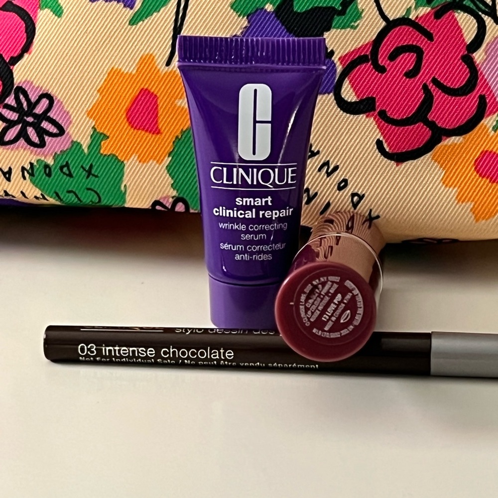⭐️Host Pick⭐️ Clinique bag with 3 products - Picture 2 of 7